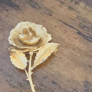 VINTAGE MONET FLORAL BROOCH PIN ROSE FLOWER STEM LEAFS GOLD TONE METAL SIGNED.